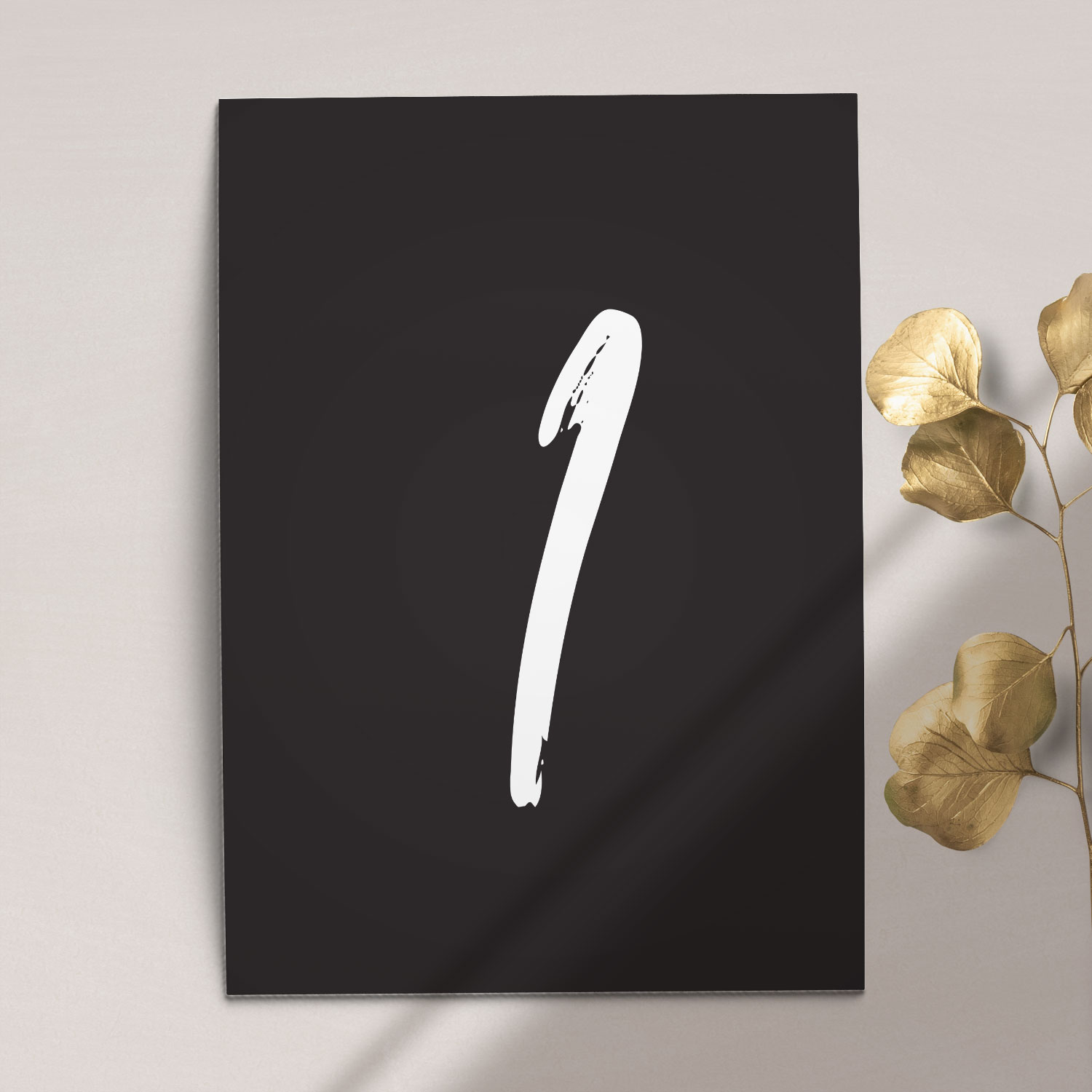 Numer na stół ślubny z kolekcji Złote imiona na czarnym tle firmy Cartolina - zaproszenia ślubne