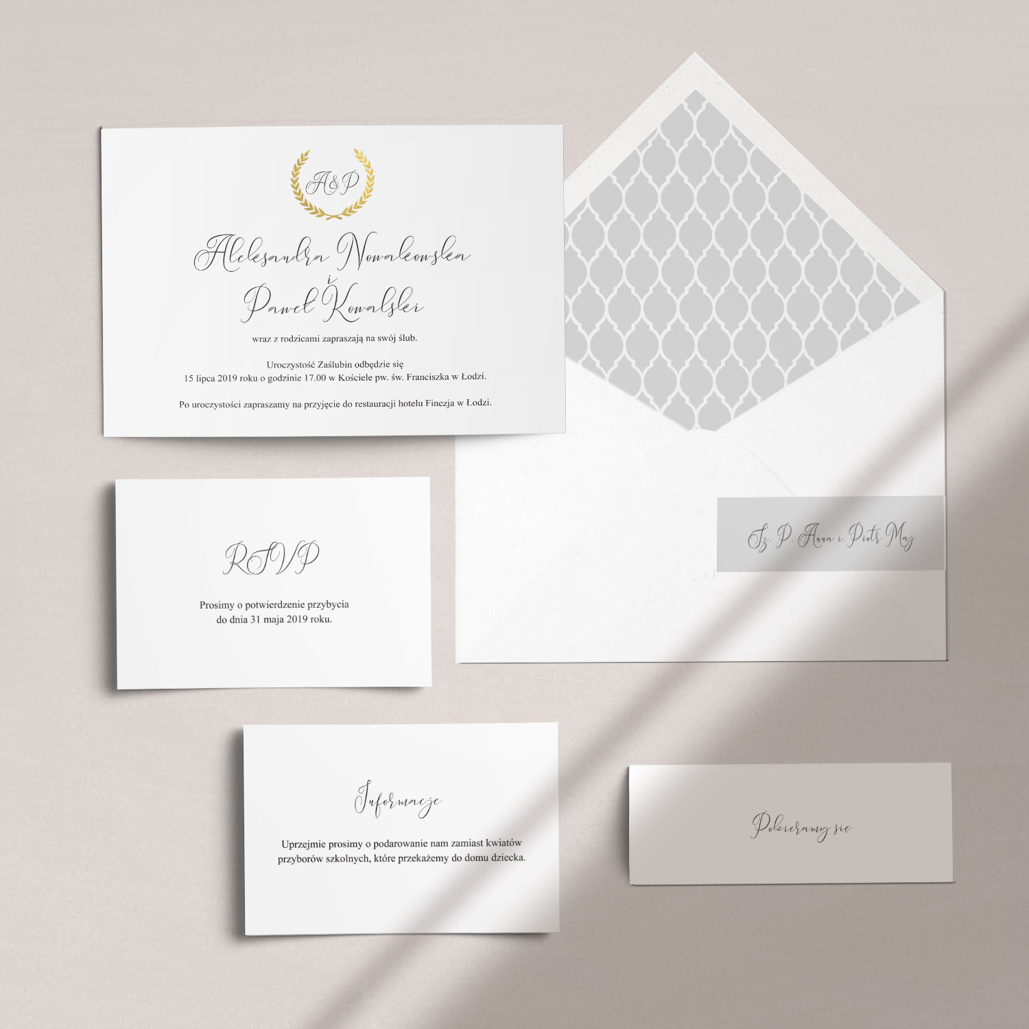 Eleganckie zaproszenia ślubne złocone wraz z kopertą, RCVP oraz opaską z kolekcji Złoty monogram firmy Cartolina - zaproszenia ślubne