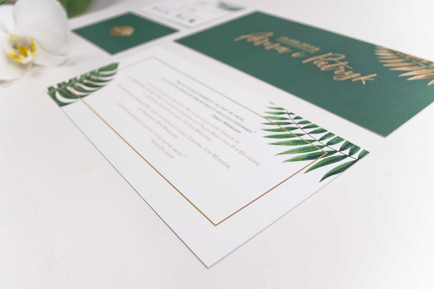 zaproszenia ślubne z motywem tropikalnym liść palmowy