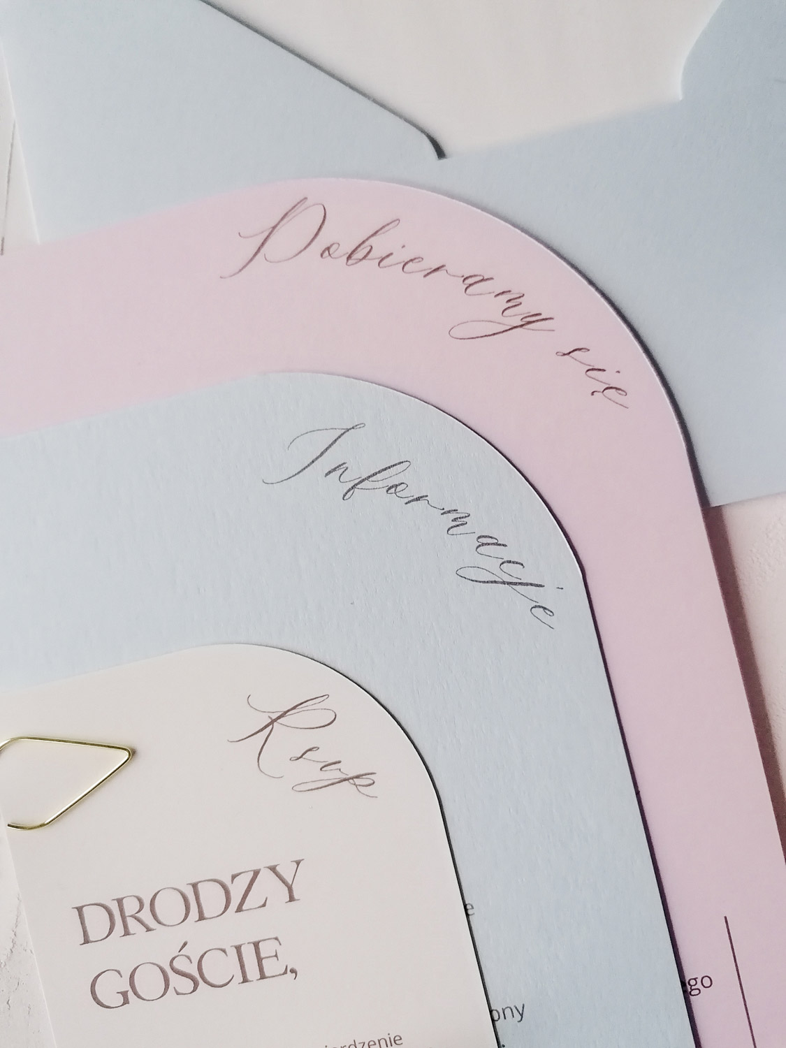 zaokrąglone zaproszenia ślubne