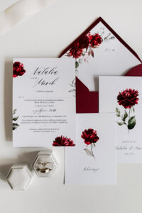 eleganckie zaproszenia slubne z peonia bordowe cartolina 5