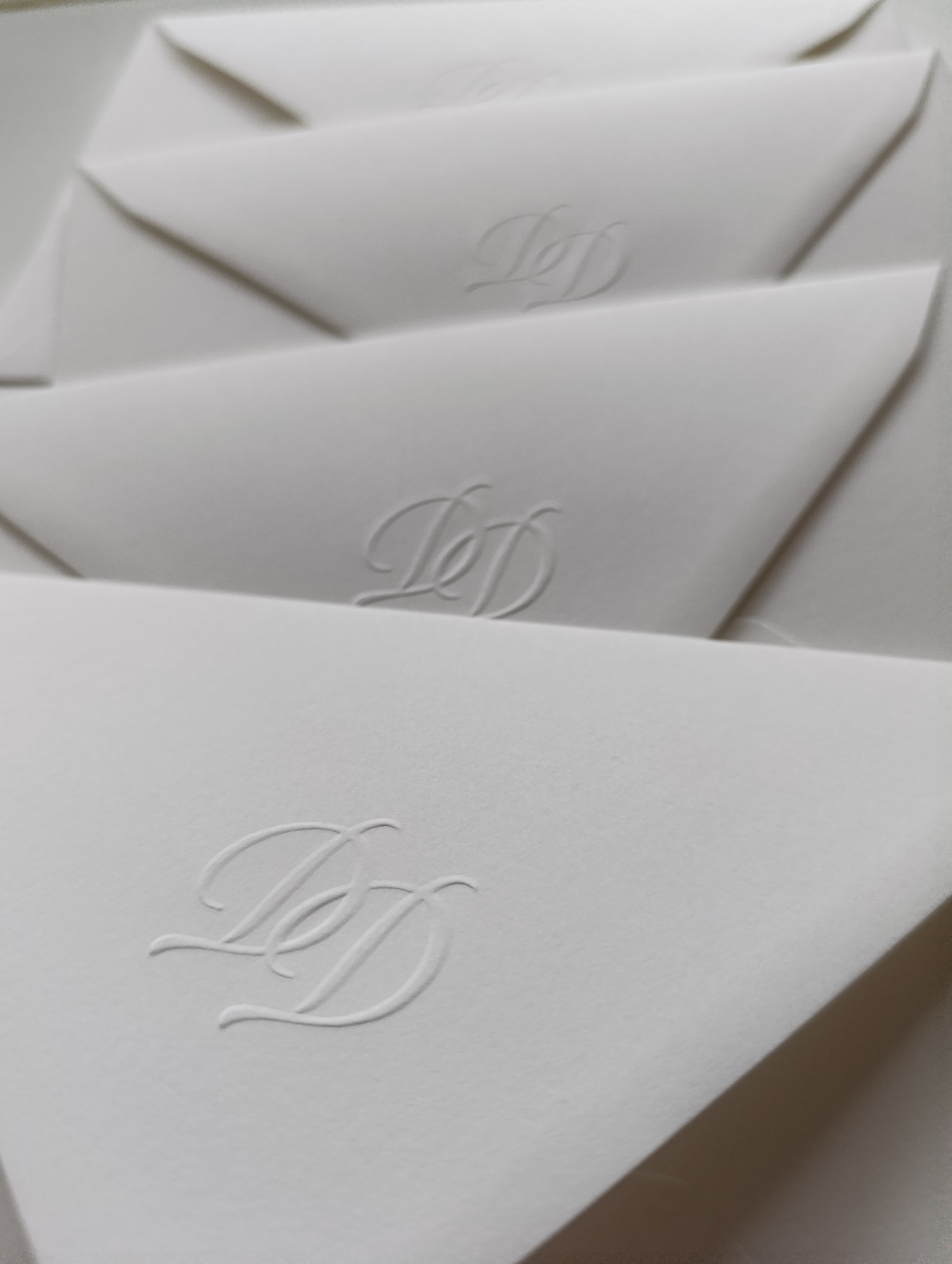 tloczone zaproszenia slubne tloczony monogram cartolina 1