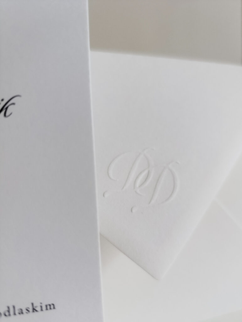 tloczone zaproszenia slubne tloczony monogram cartolina 4